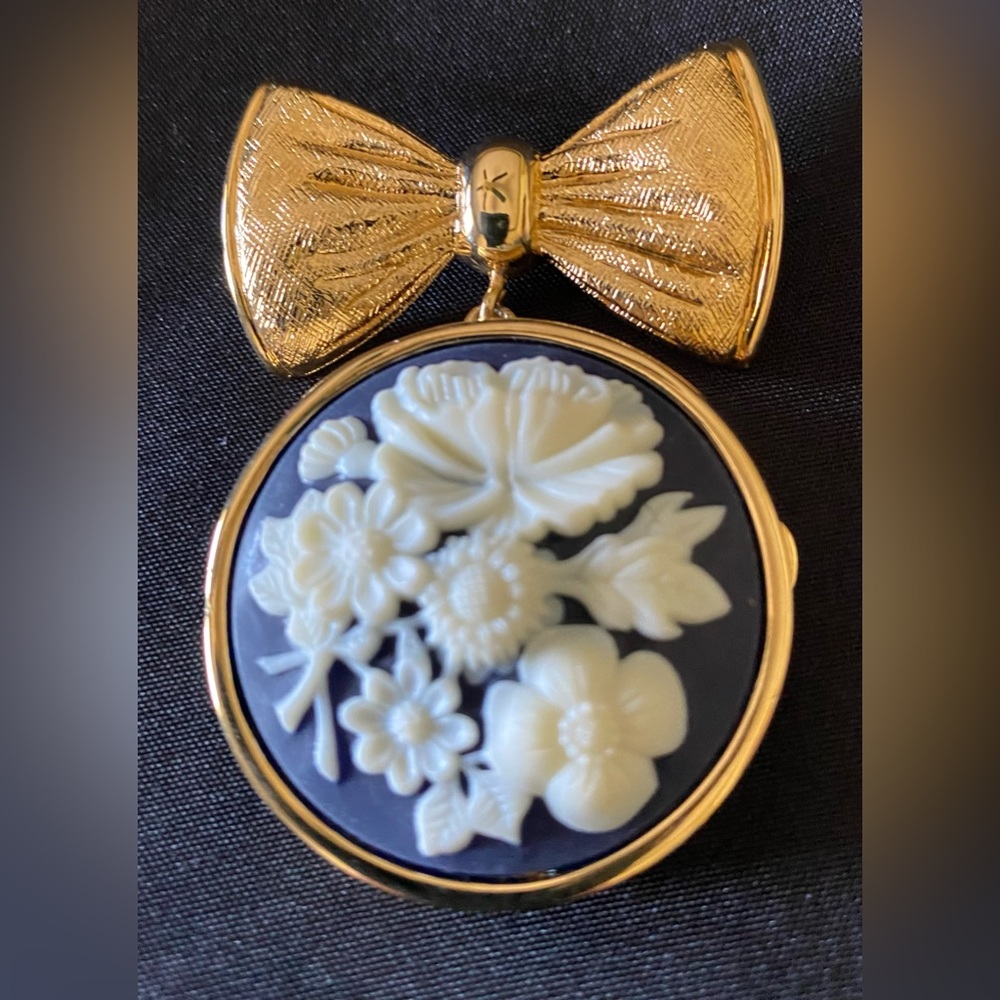 Estée Lauder Perfume Compact 2005 Cameo Bow Brooch Beautiful Floral Like New